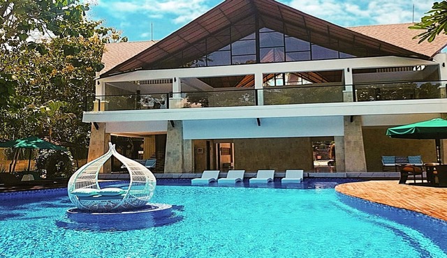 Villa 4 BR Central Seminyak mins to Beach