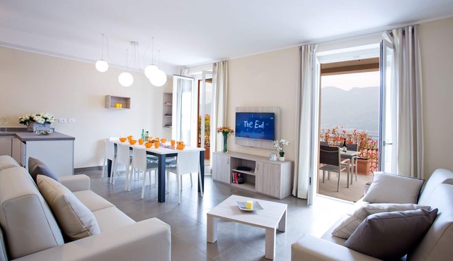 Villa 4 Residence Sala Comacina sleeps 8 with spa & pool by Italian Apartments