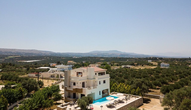 Villa 4 Seasons, Pool And Garden, Close To The Sea, up to 12 guests!