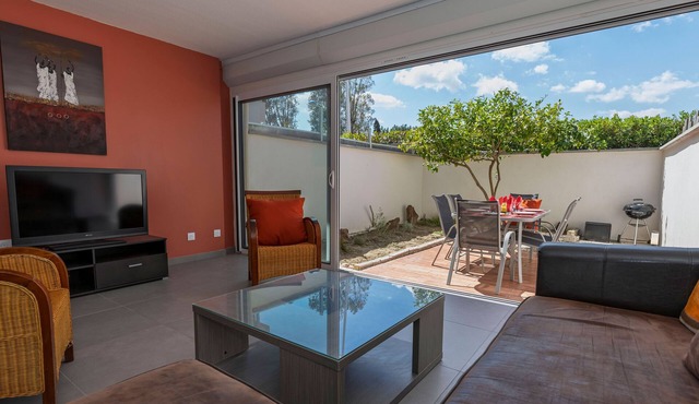 Villa 402 - Very pleasant 3-star villa, sleeps 6, with garage, beach 150m away.