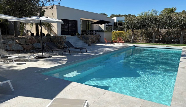Villa 5 bedrooms- 5 bathrooms on large plot - Golf de Las Colinas. Large swimming pool.