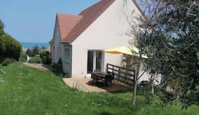 Villa 500 m from the D-Day landing beaches with panoramic sea and bocage views.