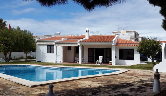 Villa 600 m from 2 beaches; 300 m nightlife; BBQ, internet, A/C