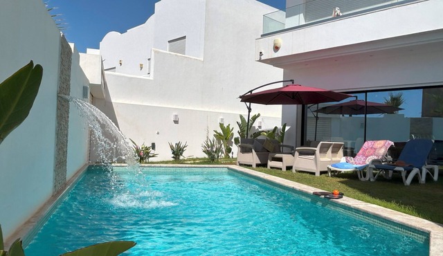Villa a Hammamet Centre, 300 Metre du Theatre, Piscine, Climatisée, 4 Chambre