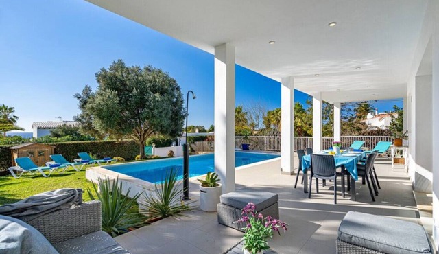 Villa Abril - modern villa only 400 mts from beach