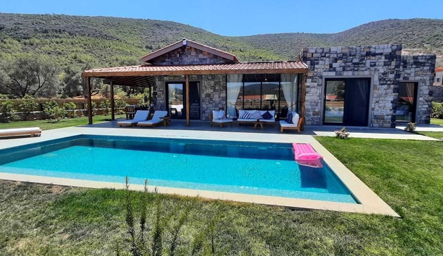 Villa Adaline With Private Pool and Garden