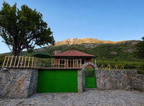 Villa Adi