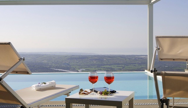 Villa Afrodite for groups:infinity pool,tennis court,bbq,wi-fi and amazing views