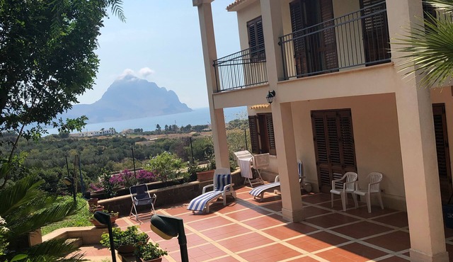 Villa Aileen in a subtropical garden near the most beautiful beach in Italy