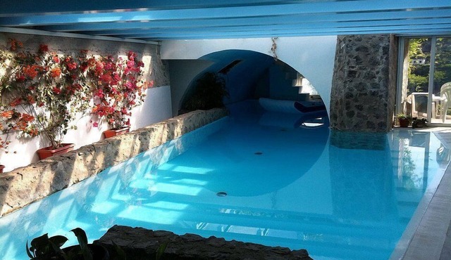Villa Albarosa B: An elegant and welcoming apartment built on the sloping cliff in front of the sea, with Free WI-FI.