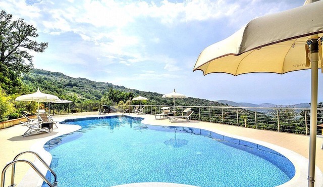 Villa Albatros B: A characteristic and welcoming independent house surrounded by the greenery, with Free WI-FI.