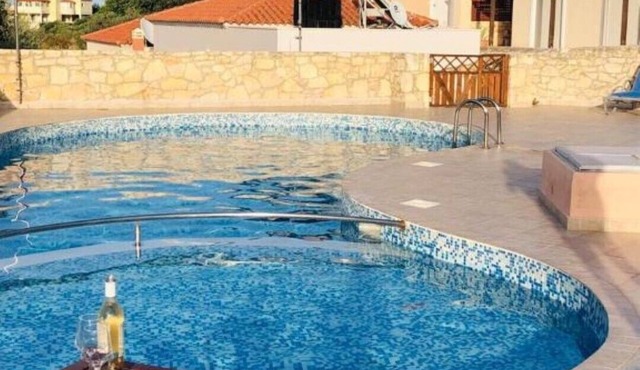 Villa Alysso, fully equipped, modern with shared pool & sea and mountain view