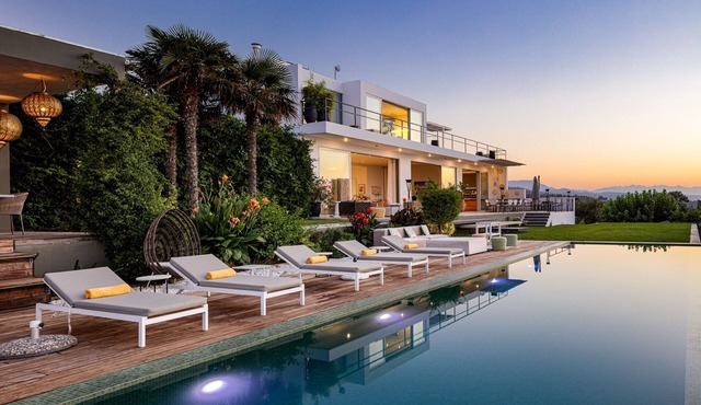 Villa Amnalys: Sea View Resort w/staff by etouri