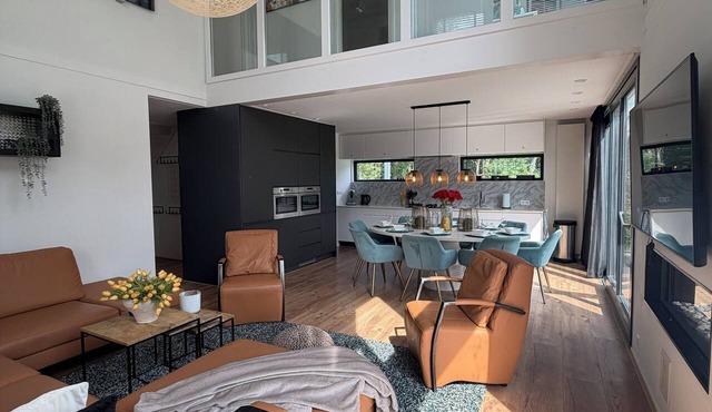Villa Amsterdam Beyond | 4 Bedrooms | Sleeps 8 Pet-friendly!