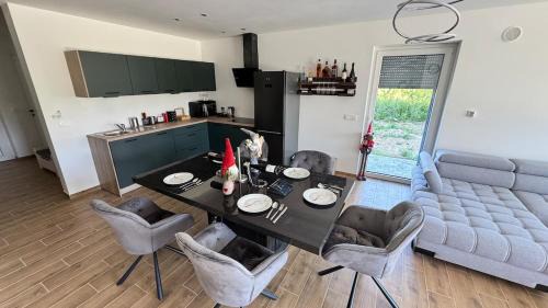 Villa AMULET - Spacious 3BR Villa near Postojna Cave