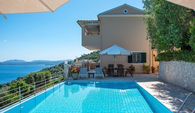 Villa Anthula mit Pool und herrlichem Meerblick by Interhome