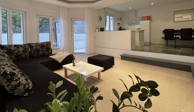 Villa Apricot - large house with garage parking space
