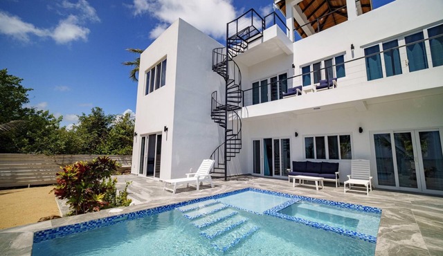 Villa Armoniosa Spacious Beachfront 2BR with Pool (Lower Level)