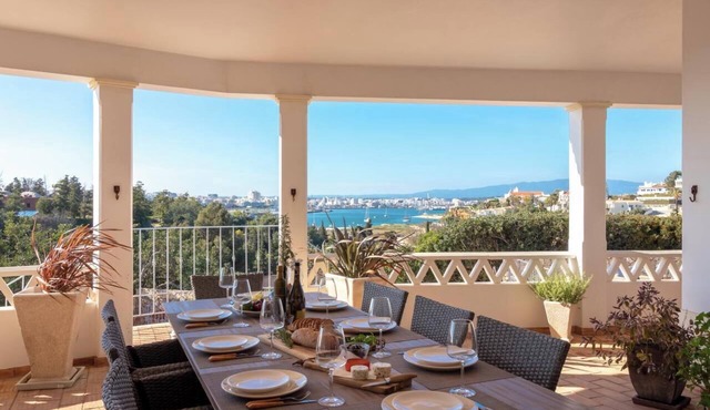Villa Atlantic Blue, near the beach with Ocean views