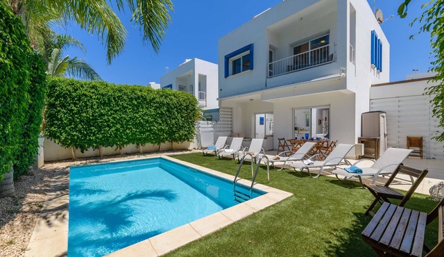Villa Atlantis - Charming Cape Greco Getaway