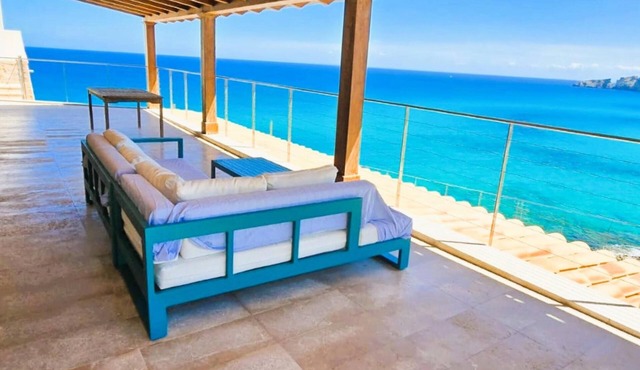 VILLA AUREA on the first line of sea. Aircon available - Free Wifi