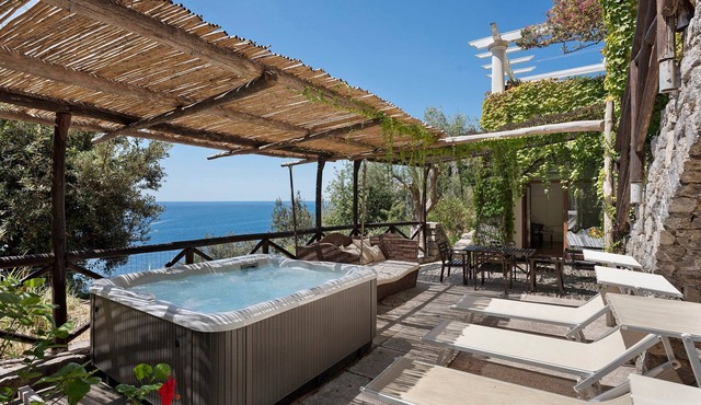 Villa 'Aurora In Dependance' with Sea View, Wi-Fi and Air Conditioning