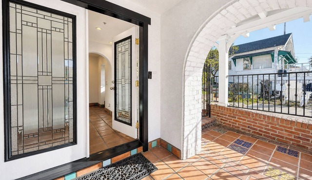 Villa Avalon: Spacious 6-bdr Avalon home with harbor views and large patio