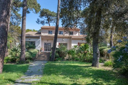 Villa avec jacuzzi - 15 pers. à 350m de la plage