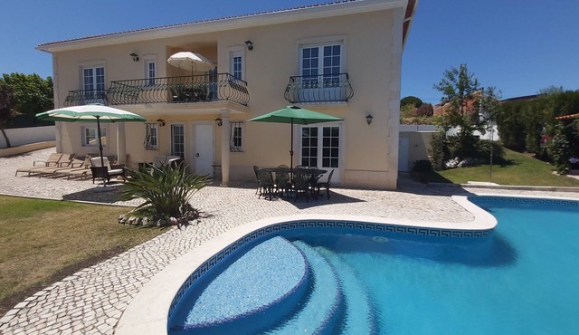 Villa, balcony views, private pool near Obidos and 20mins Silver Coast beaches.