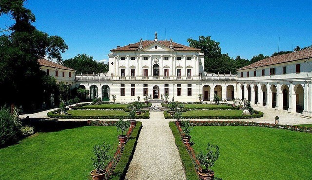 Villa Barchessa: An elegant two-story apartment that is part of an historic villa surrounded by wonderful gardens, with Free WI-FI.