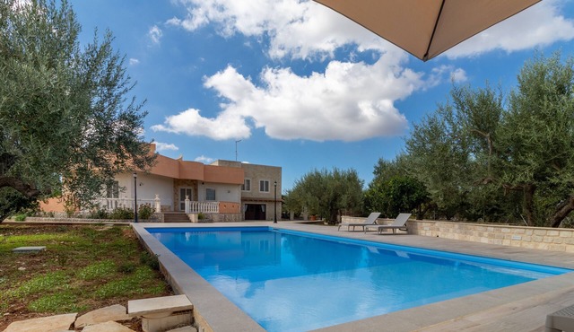 Villa Bartolomeo with Pool, Garden and Wi-Fi