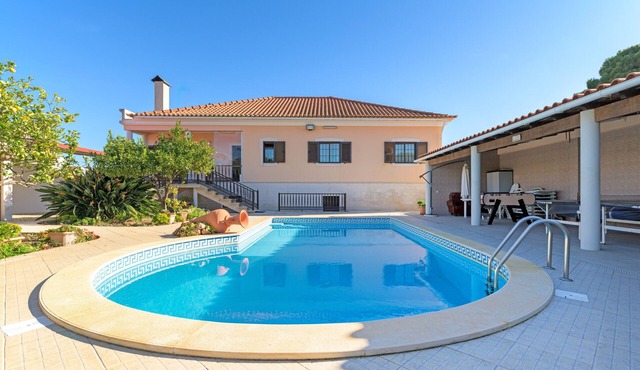 Villa 'Beautiful Deluxe 4 Bedroom' with Private Pool, Garden & Wi-Fi