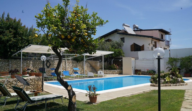 Villa belfronte with private pool in the green can accommodate large groups