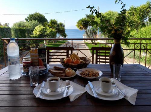 Villa Bella Loukisia Seafront 5BR Villa for 10 Near Athens
