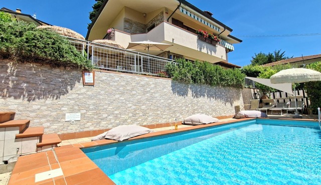 Villa Bellevue Corsanico, private pool and parking, easily accessible, sea view