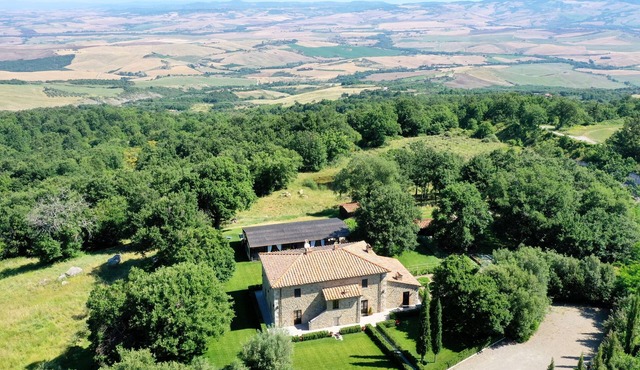 Villa BelSentiero in the Val d'Orcia with infinity pool. Sleeps 10 in 5 rooms