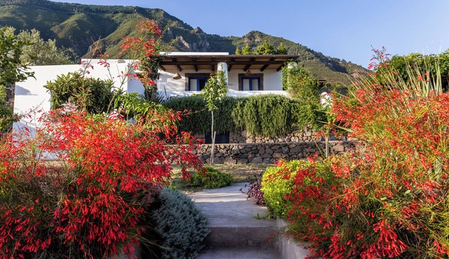 Villa Bianca - Aeolian villa with view and large garden close to the sea