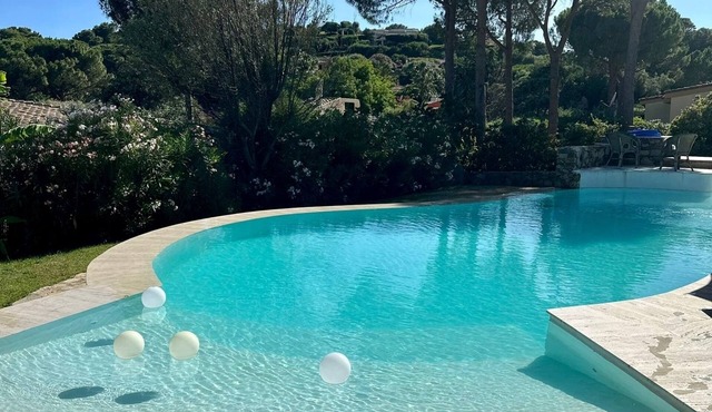 Villa Bibi with swimming pool, three doubles, garden, private beach.