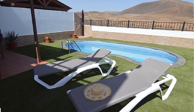 Villa Blue with Private Pool, BBQ, Wifi - suitable for Families by Holidays Home