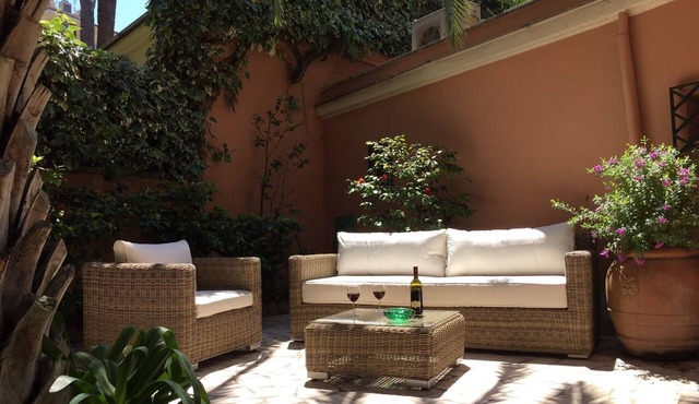 Villa Borghese Oasis: Quiet, Large Apartment with WiFi, AC, Patio - Palm House 1