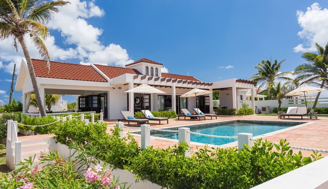 Villa Bramasole located right on the water has 3BDR close to restaurants & shops