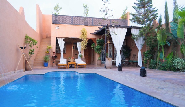 Villa Brek réservée aux familles avec piscine privée à 8 km du centre ville