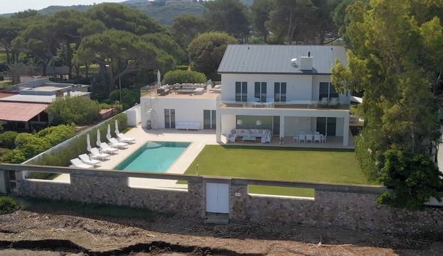 Villa Cala Contessa - Tuscany Beachfront Villa with a Pool