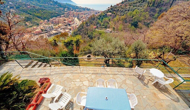 Villa Calida, fully refundable with voucher*: A welcoming three-story villa which faces the sun and the sea, with Free WI-FI.