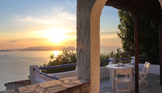 Villa CAMELIA. Panoramic pool. Access to the sea. Privileged view of the Egean.