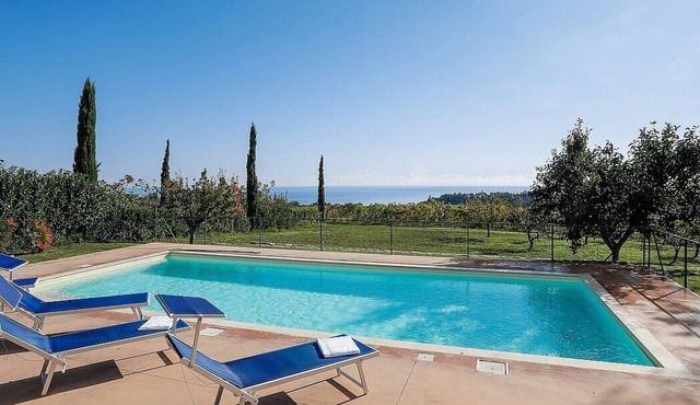 Villa Campoluce: A welcoming two-story villa in a quiet position, in the Marche countryside, at a short distance from the sea, with Free WI-FI.