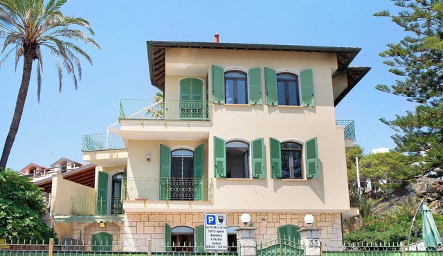 Villa 'Capriccio' with Sea View, Private Terrace and Private Garden