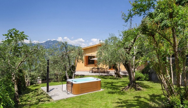 Villa Carducci with lake view