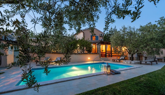 Villa Casa Olga for 4-6 persons, with pool and a beautiful garden, near Porec