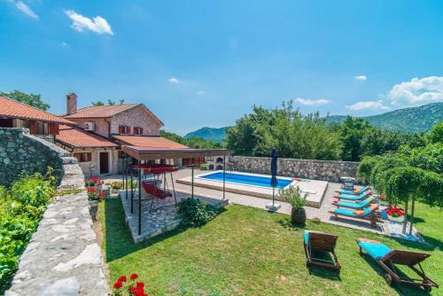 VILLA CASTRA